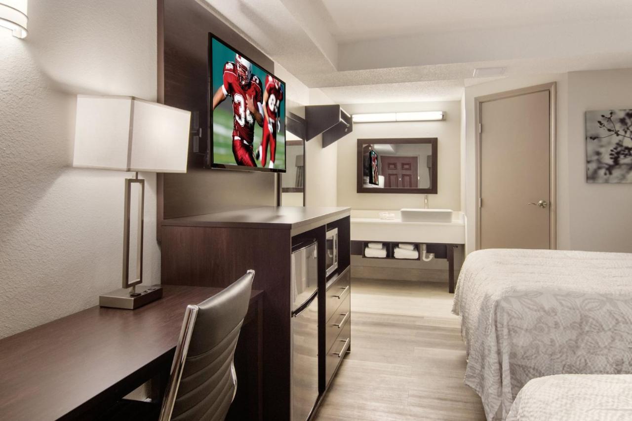 Red Roof Inn Plus & Suites Erie Bagian luar foto