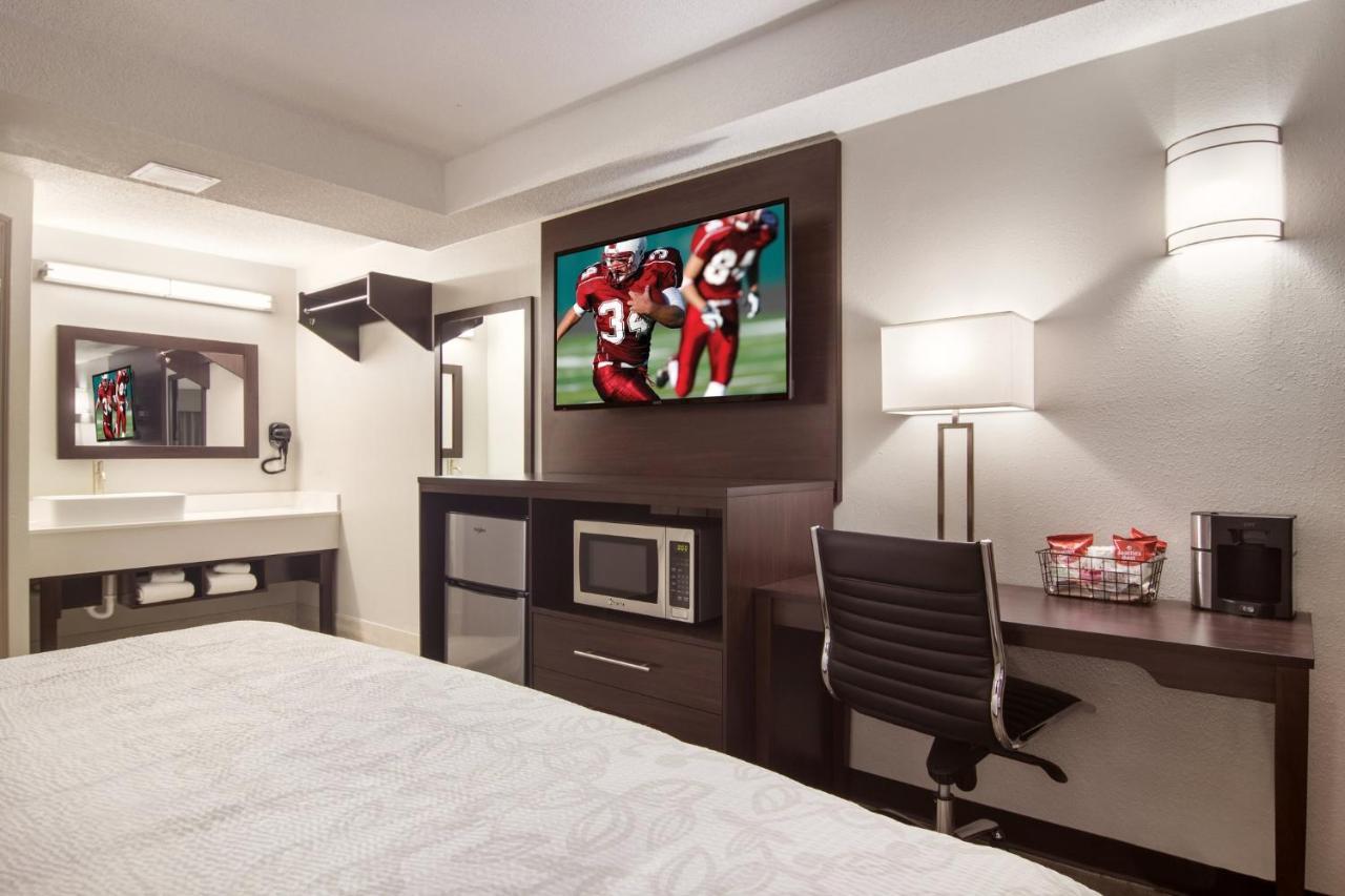 Red Roof Inn Plus & Suites Erie Bagian luar foto