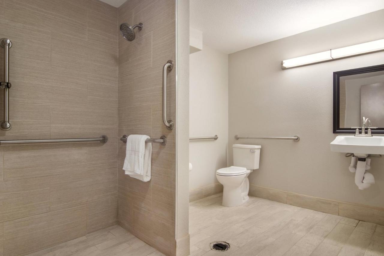 Red Roof Inn Plus & Suites Erie Bagian luar foto