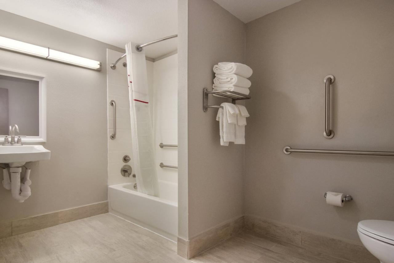 Red Roof Inn Plus & Suites Erie Bagian luar foto