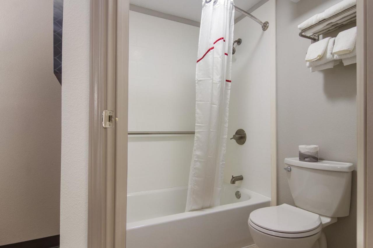 Red Roof Inn Plus & Suites Erie Bagian luar foto