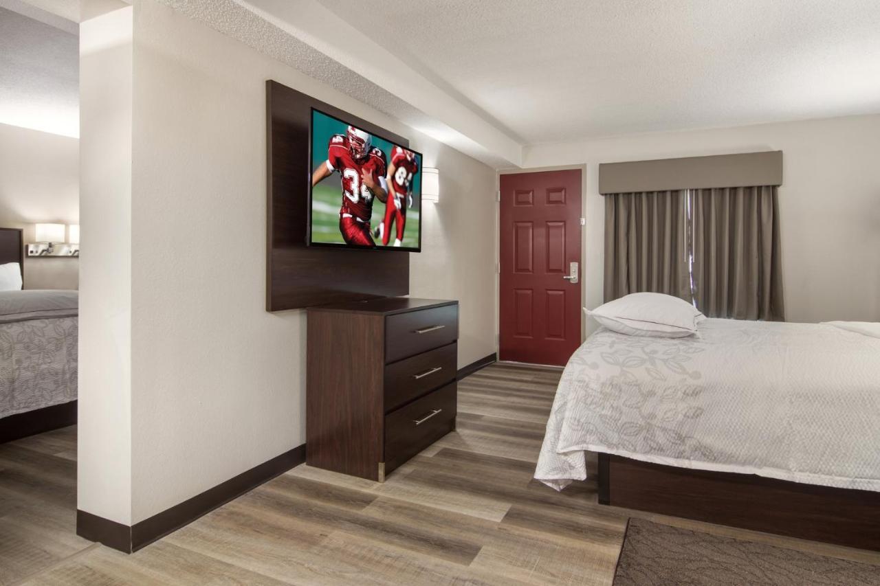 Red Roof Inn Plus & Suites Erie Bagian luar foto